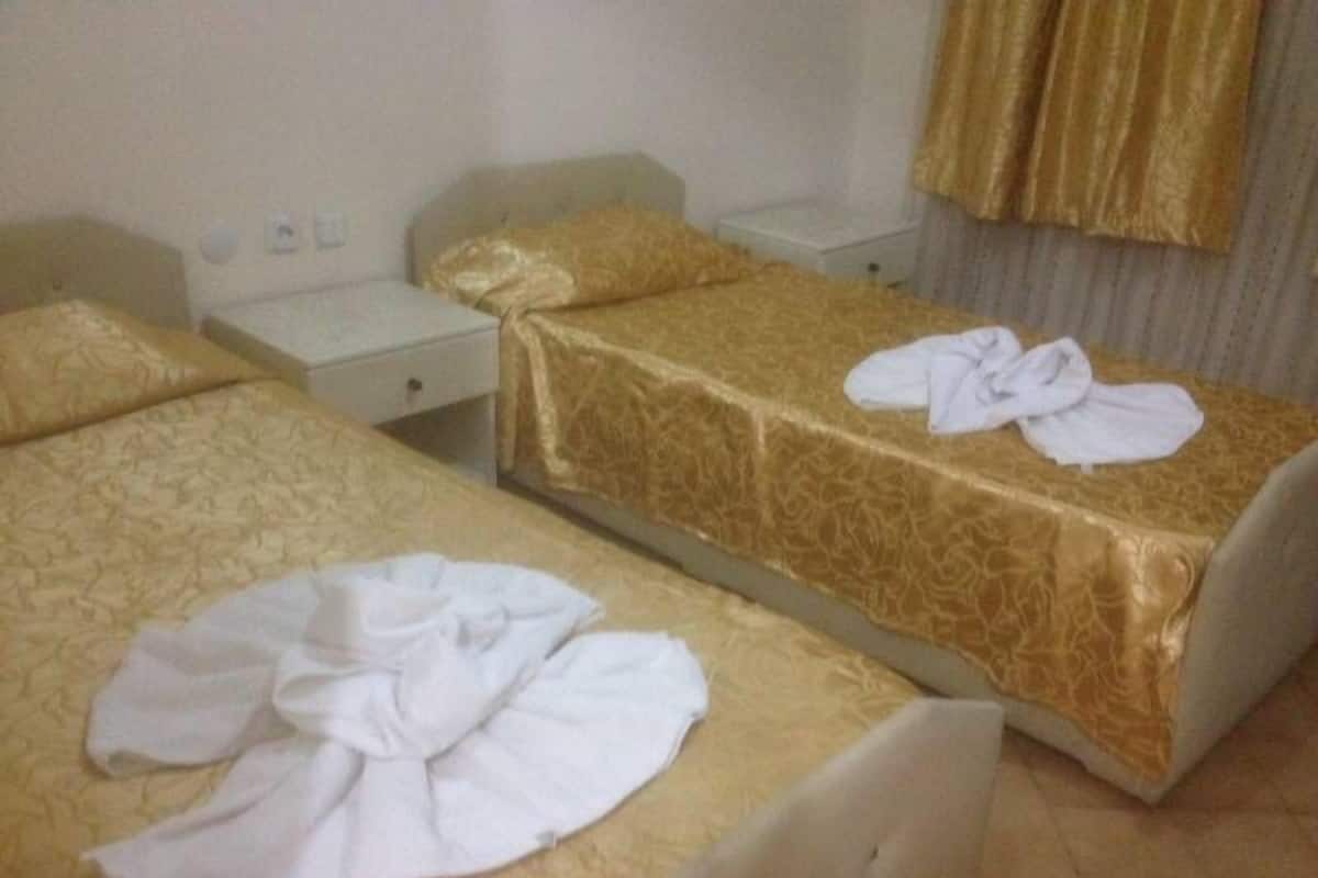 1 slaapkamer, luxe beddengoed, een bureau, een strijkplank/strijkijzer