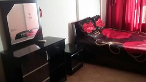1 Schlafzimmer, hochwertige Bettwaren, Schreibtisch