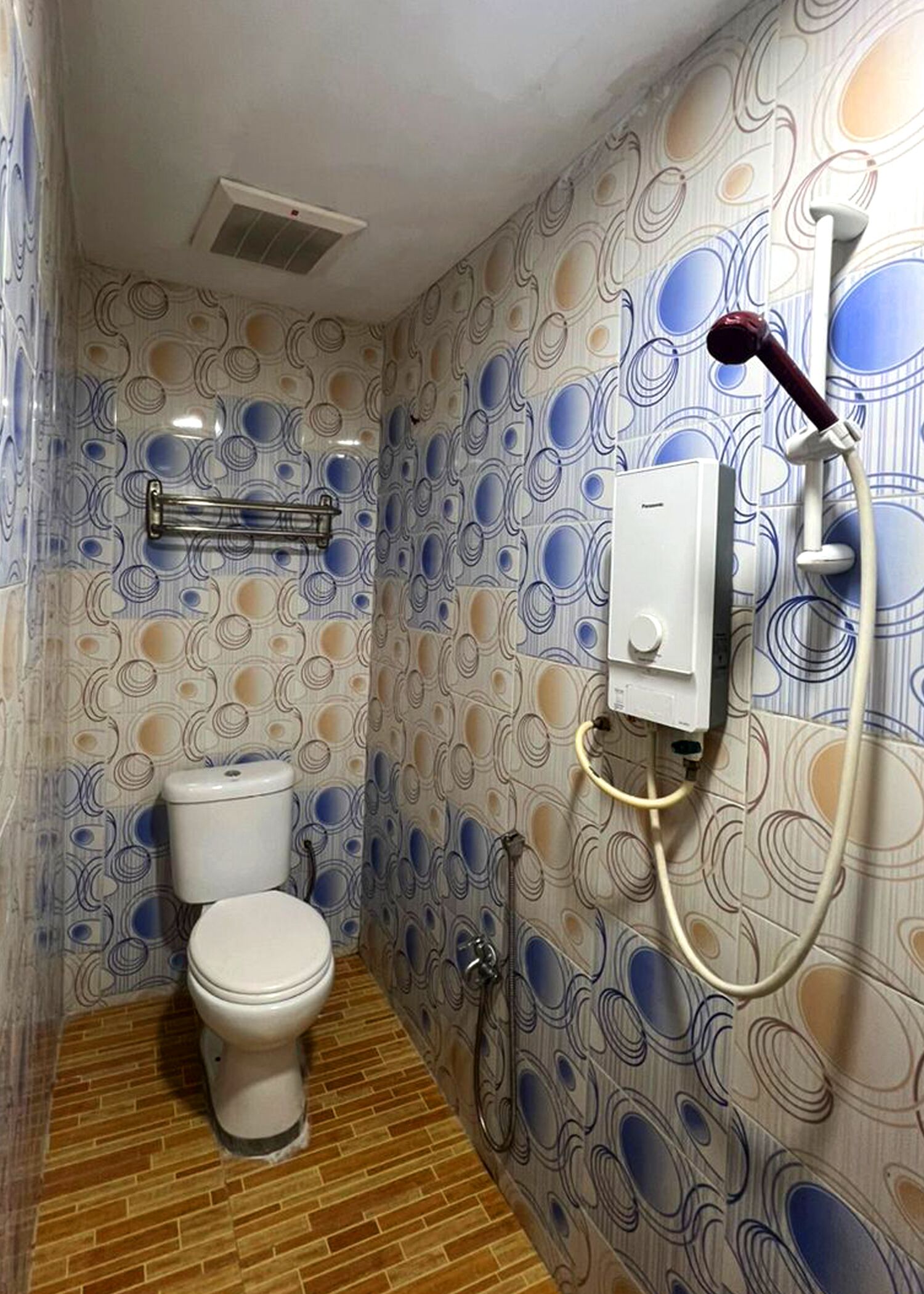 shower, free toiletries, hair dryer, slippers