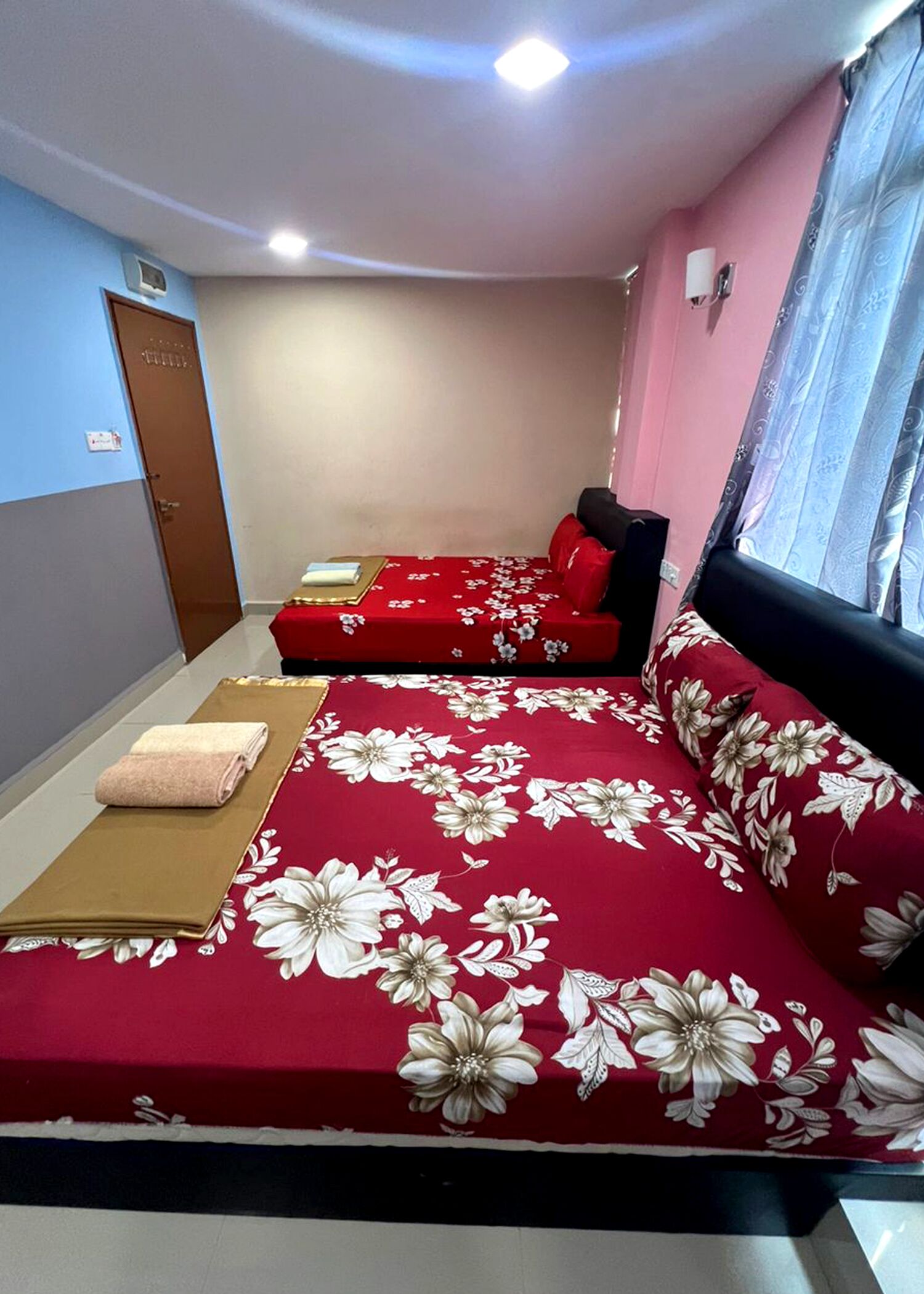 desk, iron/ironing board, free wifi