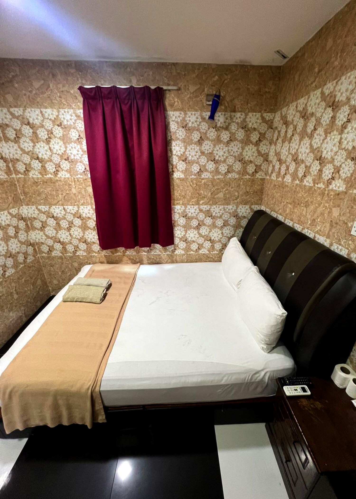 desk, iron/ironing board, free wifi