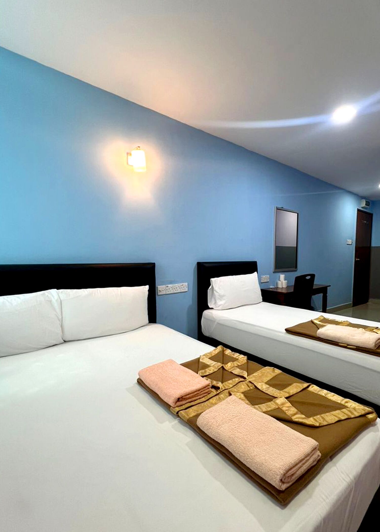 desk, iron/ironing board, free wifi