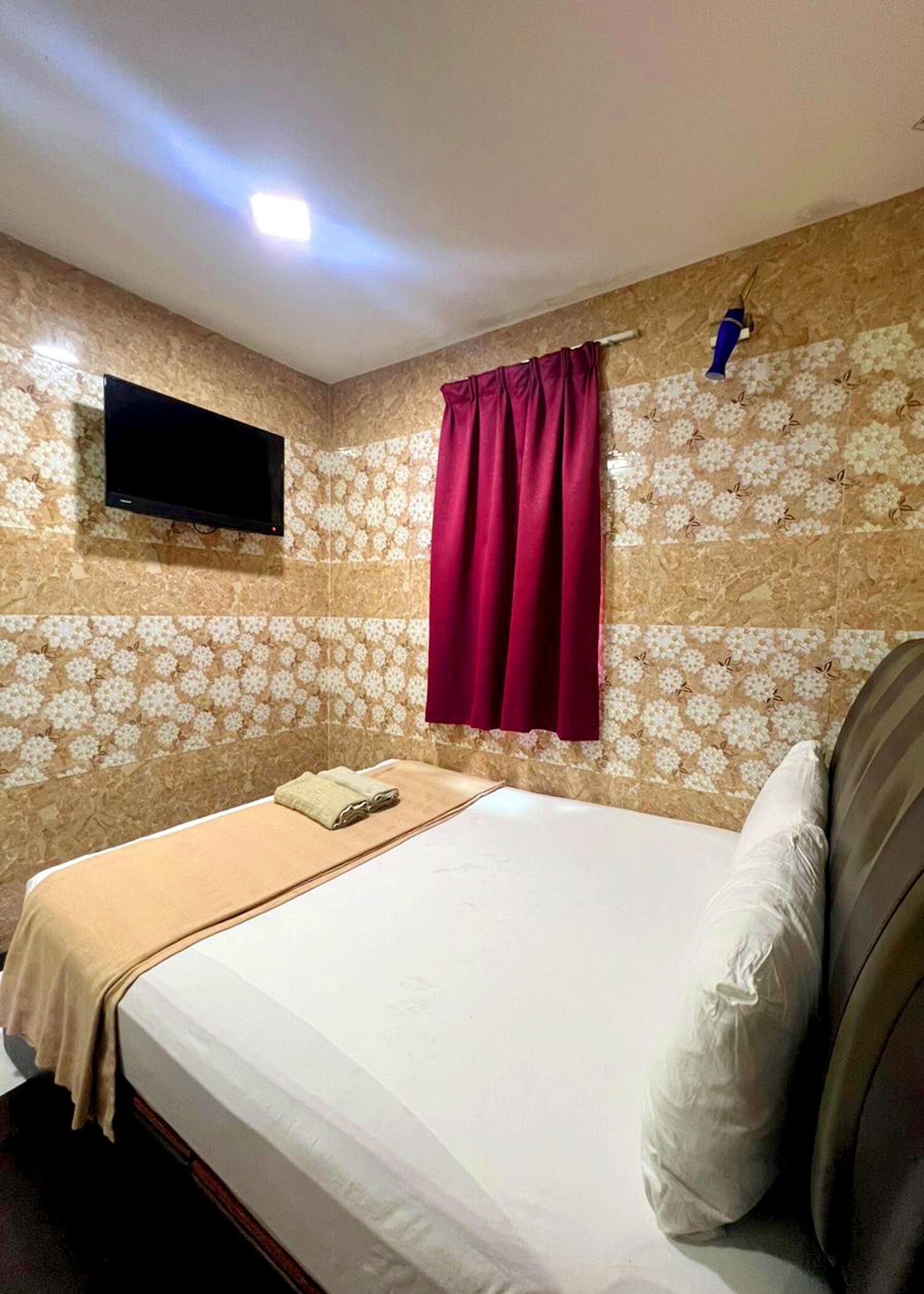 desk, iron/ironing board, free wifi