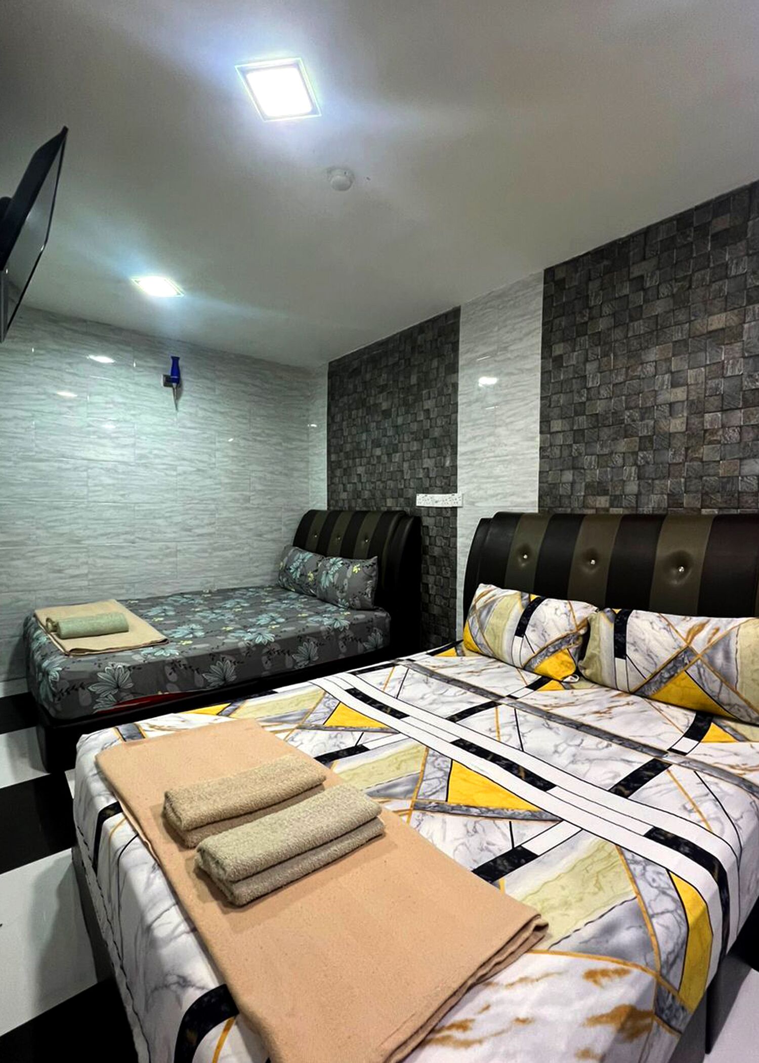 desk, iron/ironing board, free wifi