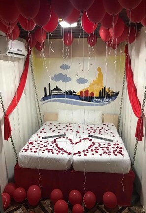 Pengeskab på værelset, skrivebord, strygejern/strygebræt