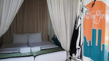 Standard Room | Peti besi dalam bilik, meja, seterika/papan seterika