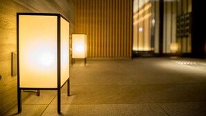 A corridor with illuminated panels and a wooden wall. - RESI STAY Kumico Amaterrace (Kyoto)