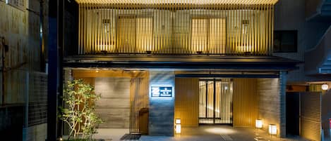 住宿正面 - 傍晚/夜晚