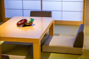 Chambre Tradition ( Japanese Style, Family Room) | Coin séjour | Télévision à écran plat