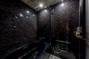 Habitación cuádruple superior | Baño | Ducha y bañera combinadas y bañera profunda