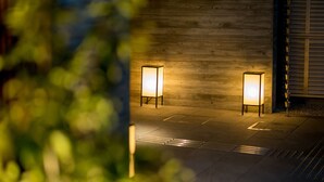 Two square, illuminated floor lamps against a wooden wall. - RESI STAY Kumico Amaterrace (Kyoto)