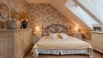 Minibar, individuell dekoriert, individuell eingerichtet, Schreibtisch