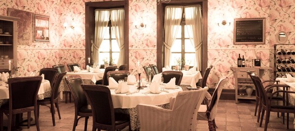 S'hi serveixen dinars, sopars i plats de cuina local
