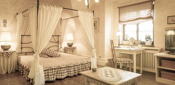 Minibar, individually decorated, individually furnished, desk