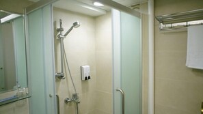 Chambre familiale | Salle de bain | Douche, articles de toilette (gratuits), séchoir à cheveux, pantoufles