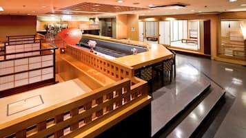 3 間餐廳,供應午餐和晚餐,日本料理