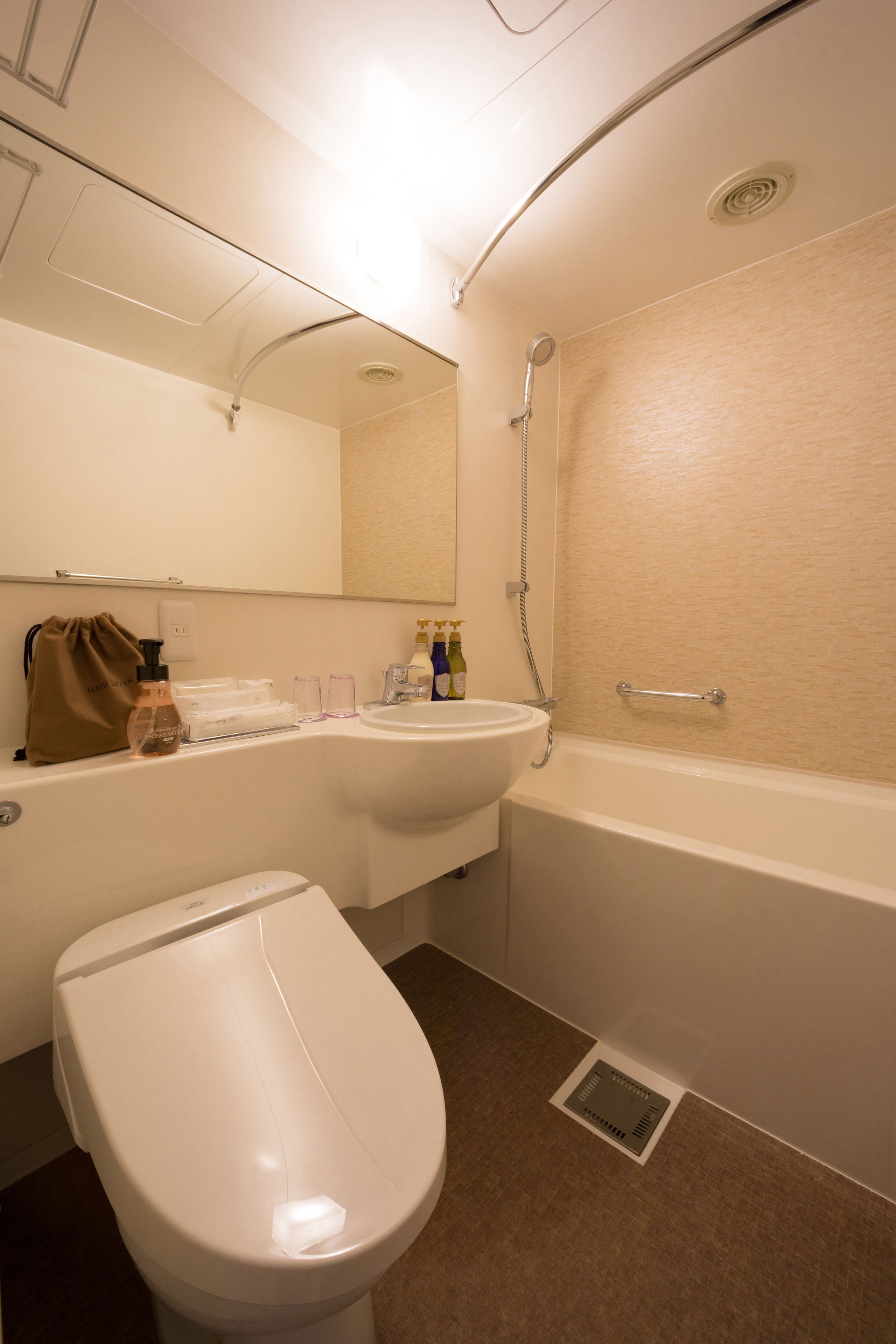 combined shower/bathtub, free toiletries, hair dryer, slippers