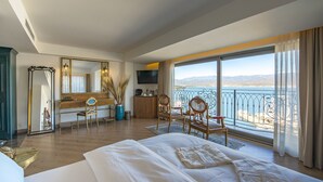 Deluxe Room with Hot Tub and Sea View | 迷你吧、客房内保险箱、笔记本电脑工作区、隔音