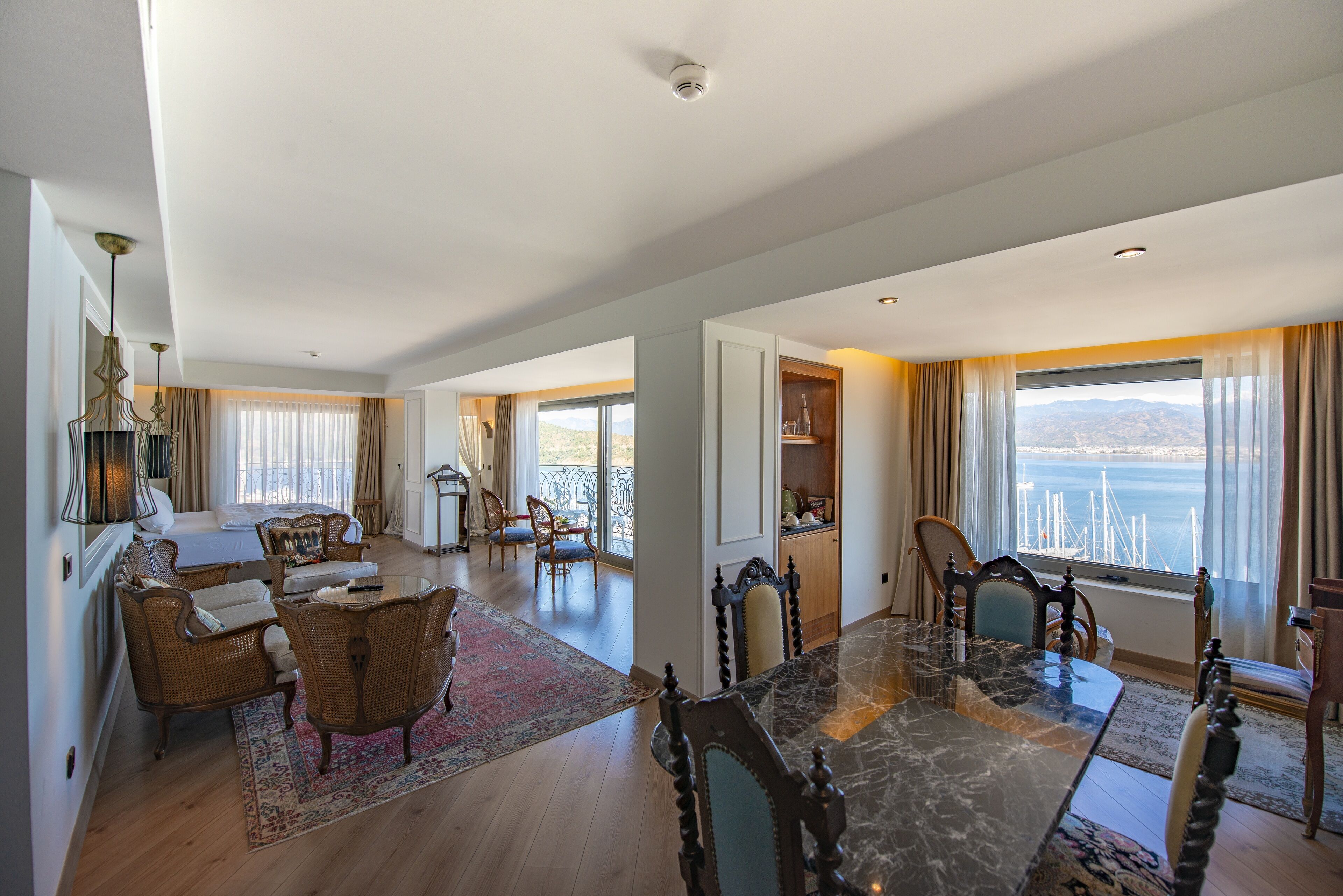 King Suite with Hot Tub and Turkish Bath | ミニバー、セーフティボックス (室内)、ノートパソコン用作業スペース、防音設備