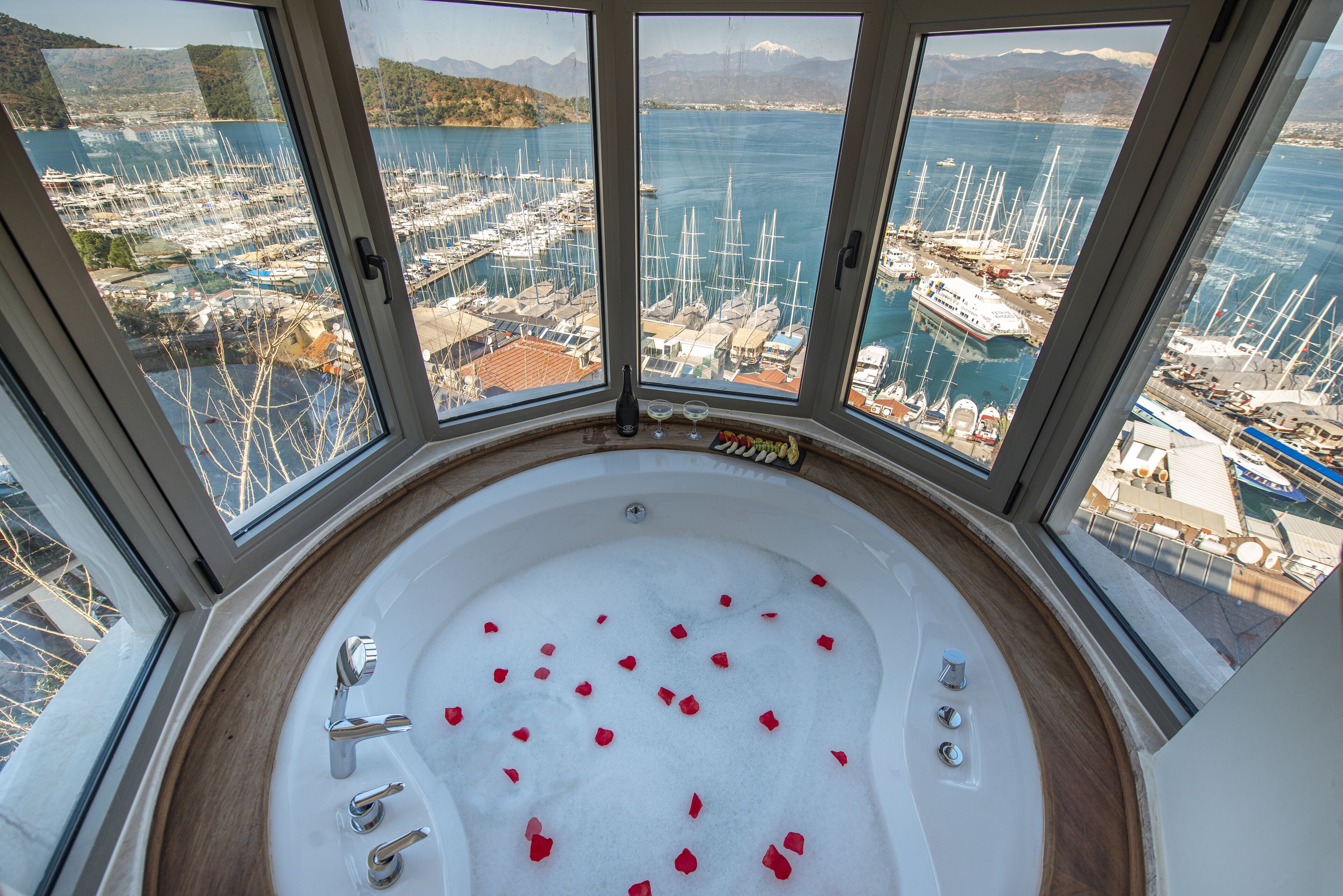 Deluxe Room with Hot Tub and Sea View | Bồn tắm thủy lực