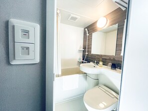 Combined shower/tub, free toiletries, hair dryer, slippers - Smile Hotel PREMIUM SAPPOROSUSUKINO (Sapporo)
