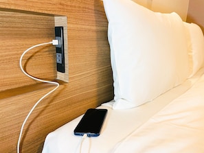 Meja kerja, Wi-Fi gratis, dan seprai linen