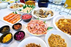 อาหารเช้าแบบบุฟเฟ่ต์ทุกวัน (คิดค่าบริการ)
