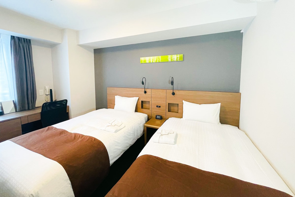 Desk, free WiFi, bed sheets
