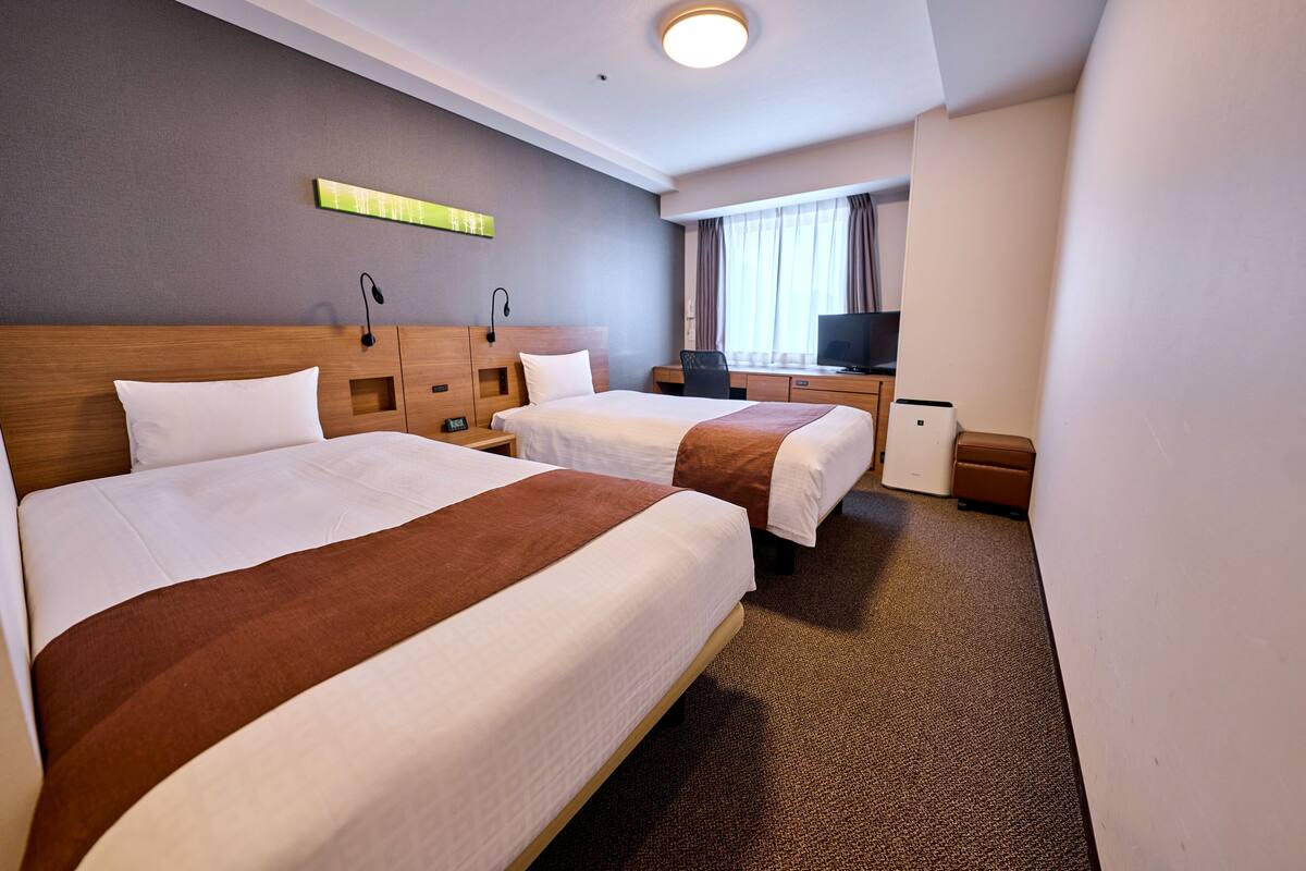 Standard Twin Room, Non Smoking | Desk, WiFi (free), bed sheets