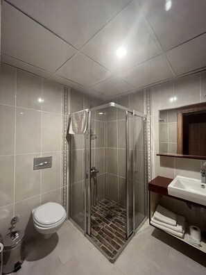 Shower, free toiletries, hair dryer, slippers - Nemrut Euphrat Hotel (Kahta)