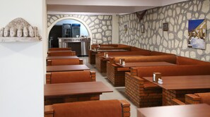 Déjeuner et dîner servis sur place