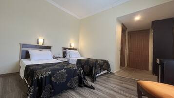 Minibar, escritorio y espacio para trabajar con laptop