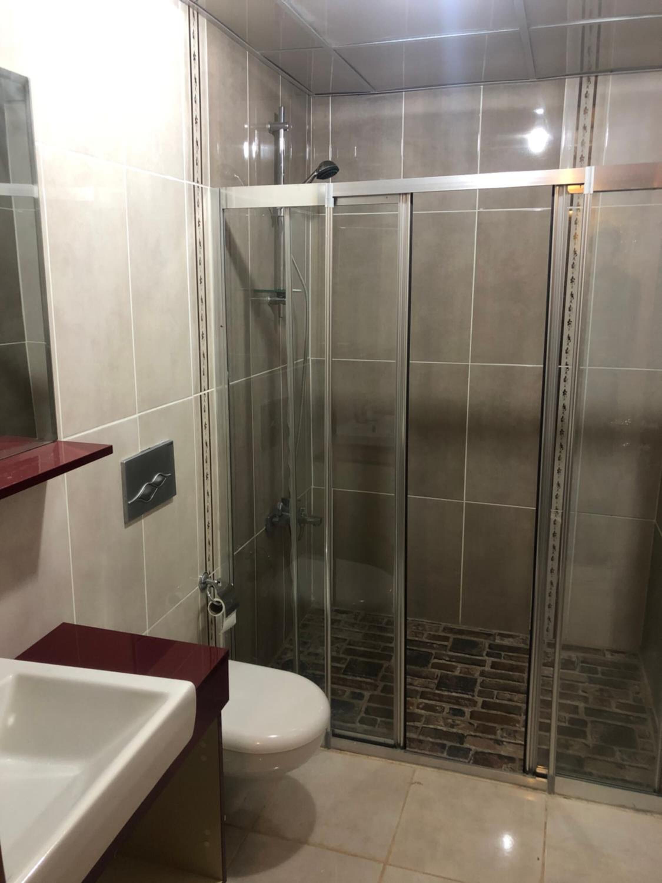 standard double or twin room | bathroom | shower, free toiletries, hair dryer, slippers