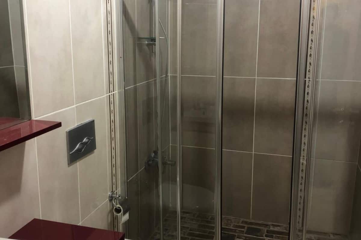 standard double or twin room | bathroom | shower, free toiletries, hair dryer, slippers