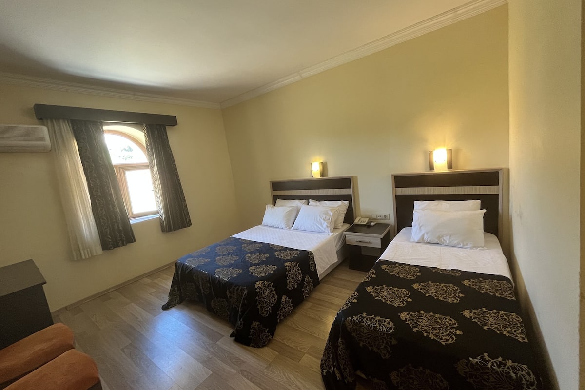 standard triple room | minibar, desk, laptop workspace, soundproofing