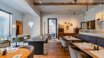 朝食 (ビュッフェ)、毎日提供 (1 名様 20.95 EUR)