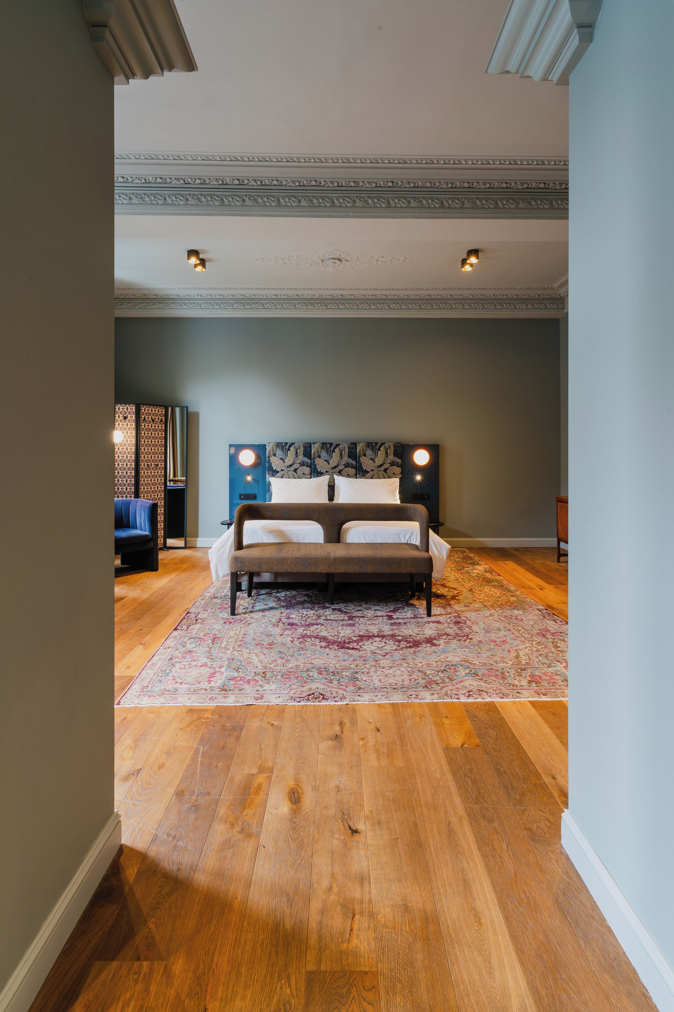 suite | hypo-allergenic bedding, in-room safe, blackout curtains