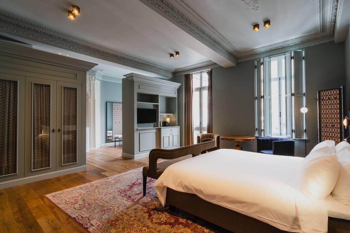 suite | hypo-allergenic bedding, in-room safe, blackout curtains