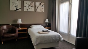 Chambre simple | Minibar, bureau, fer et planche à repasser, accès au Wi-Fi (inclus)