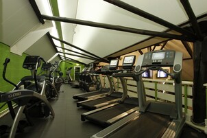 Academia com esteiras, bicicletas ergométricas e elípticos.