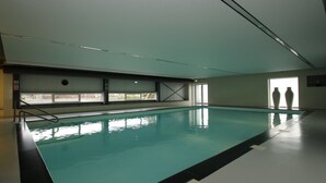 Kolam renang indoor