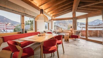 Chalet Majestueux, 3 chambres, non-fumeur, vue montagne | Coin séjour