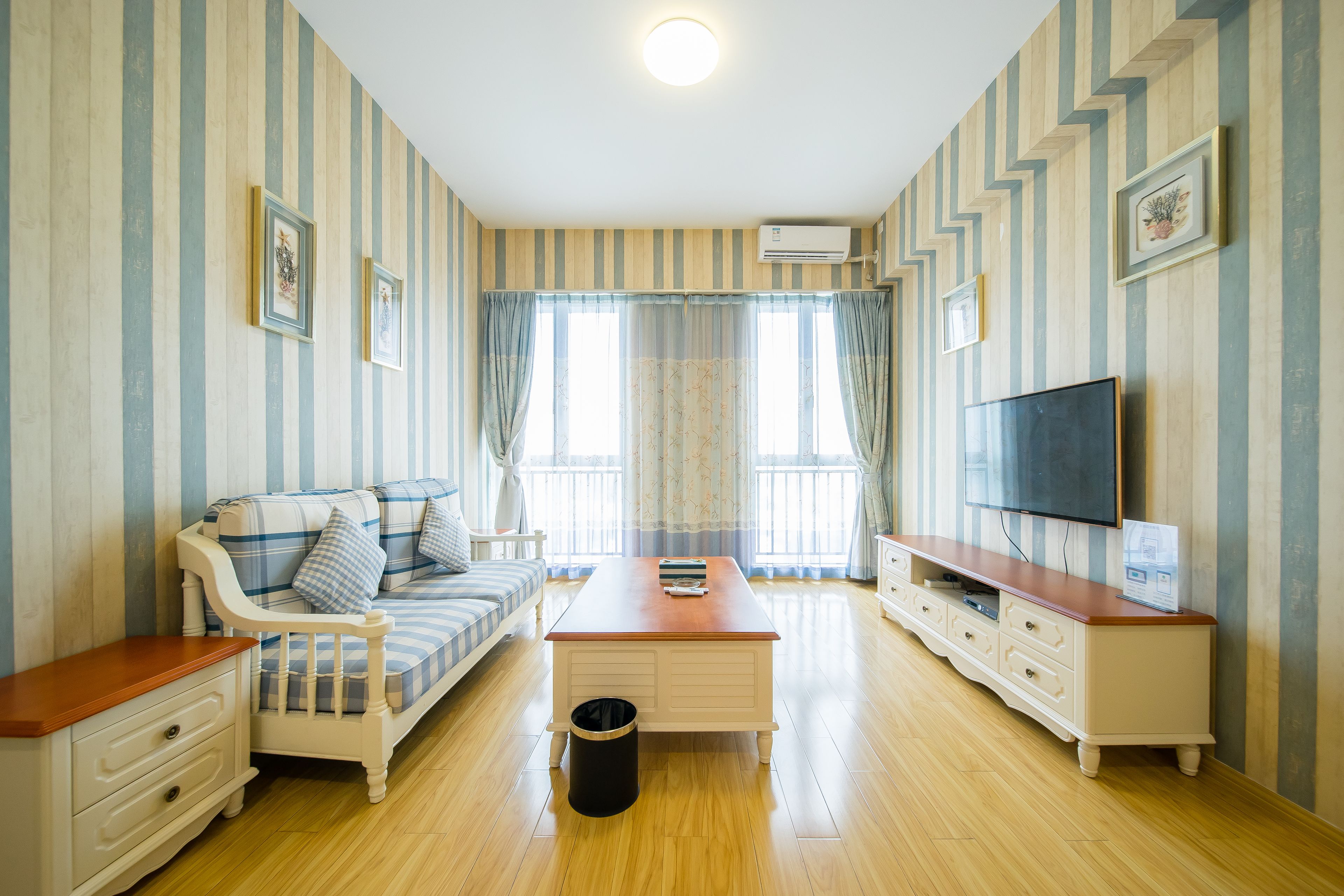 Deluxe Suite | Hypo-allergenic bedding, minibar, individually decorated