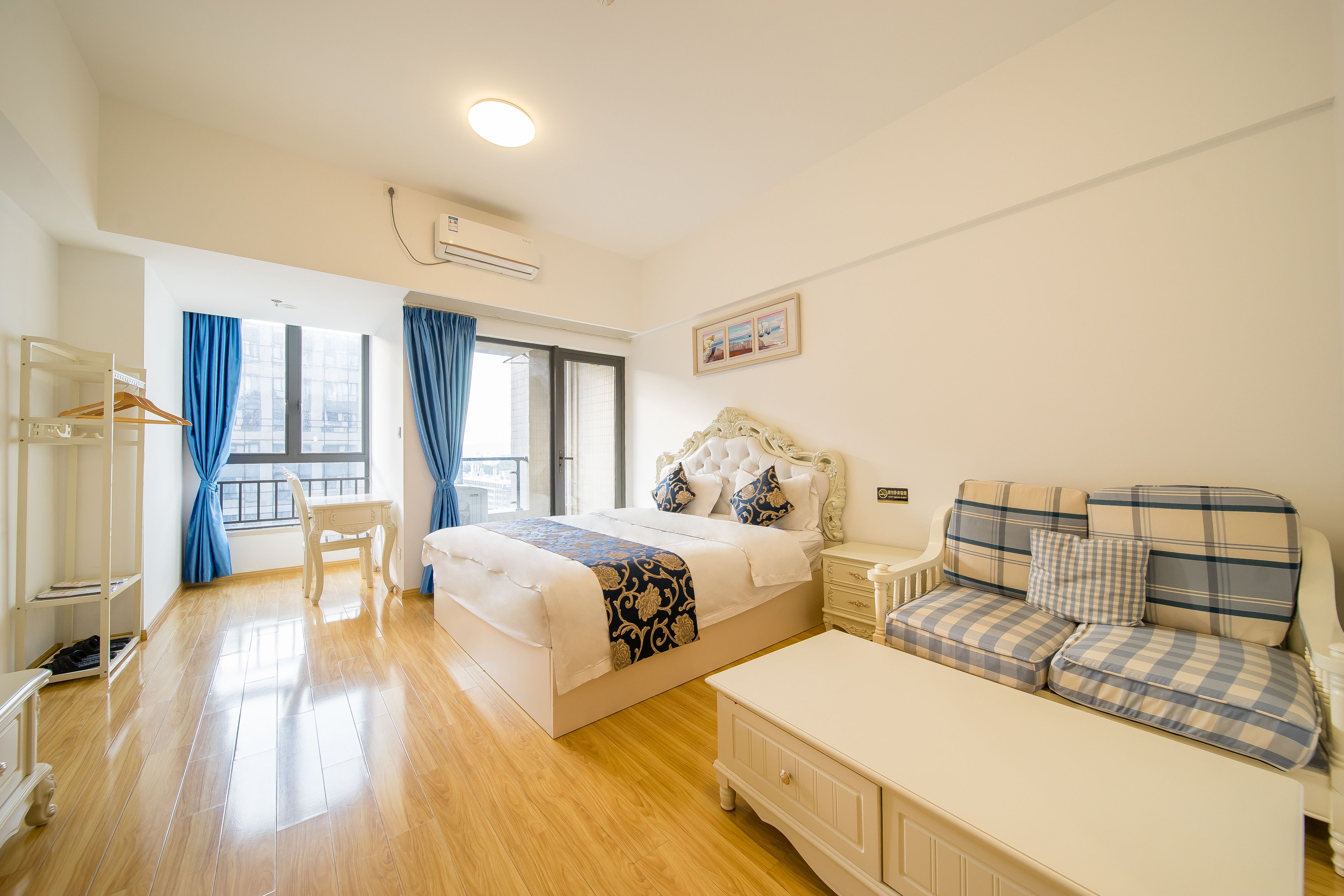 Apartamento romântico, 1 cama Queen, sacada | Roupas de cama antialérgicas, frigobar, individualmente decorados