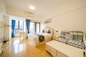 Romantisch appartement, 1 queensize bed, balkon | Hypoallergeen beddengoed, een minibar, een bureau, een laptopwerkplek