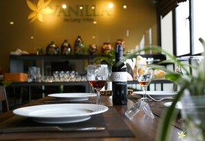 Breakfast, lunch, dinner served; local and international cuisine 