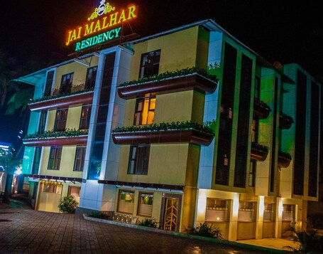Fachada de la propiedad por la tarde o noche. Jai Malahar Residency