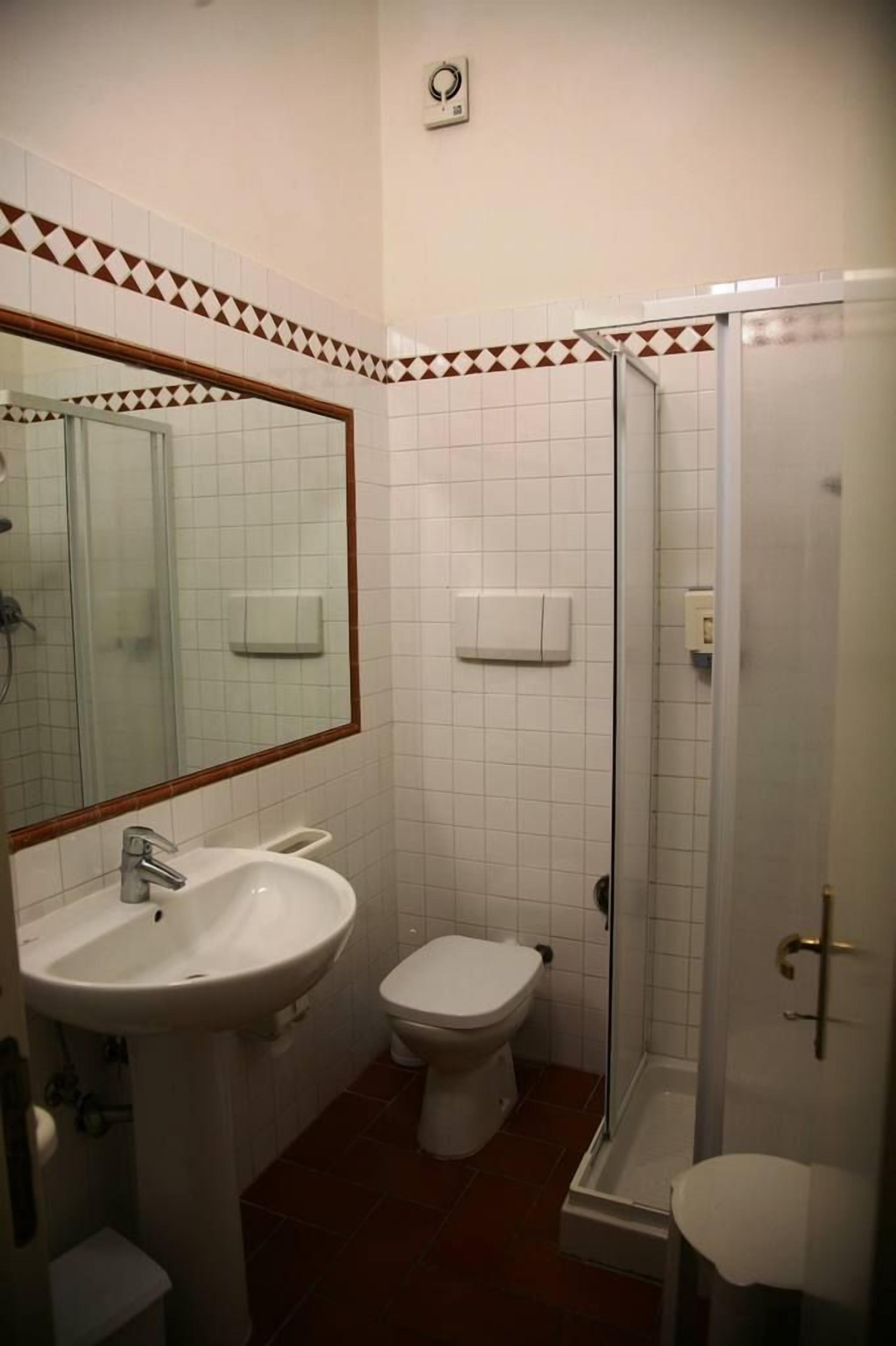 Ein Badezimmer mit Waschbecken, Toilette und einer Duschkabine.