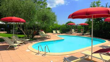 2 piscine all'aperto, una piscina in terrazza, lettini