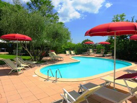 2 piscinas al aire libre, una piscina en la azotea
